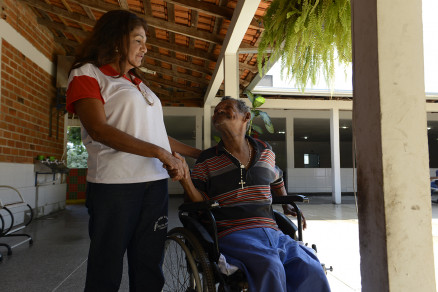 A psic�loga Akheda Amonin, que trabalha no Abrigo Bom Jesus, em Cuiab�