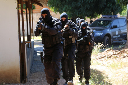 Os assaltantes foram mortos aps trocarem tiros com policiais do GOE