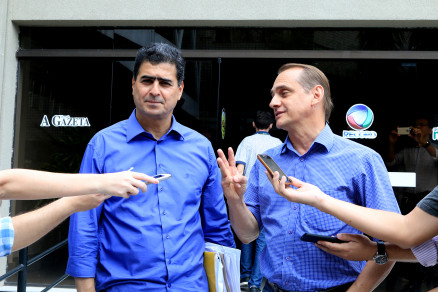 Candidatos Emanuel Pinheiro e Wilson Santos deixam o estdio da rdio aps o debate