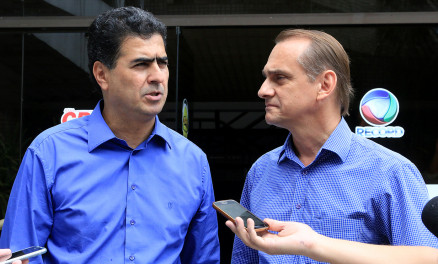 Os candidatos a prefeito de Cuiab, Emanuel Pinheiro e Wilson Santos