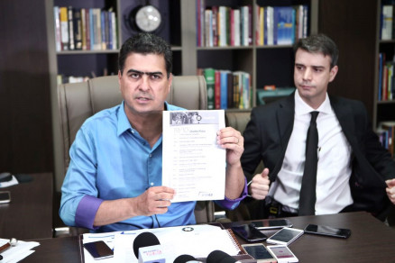 O candidato Emanuel Pinheiro e seu advogado, Nestor Fidelis: denncia contra Wilson Santos