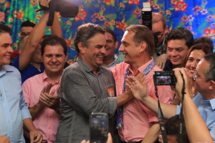 O senador Acio Neves (PSDB) discursa ao lado de Wilson Santos e Pedro Taques