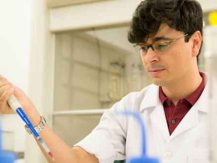 Ex-aluno de escola pblica, cientista Adriano Camargo tem 37 anos 