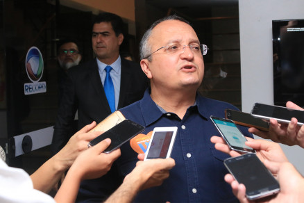 O governador Pedro Taques (PSDB) e, ao fundo, o candidato a prefeito Emanuel Pinheiro (PMDB), na TV Record