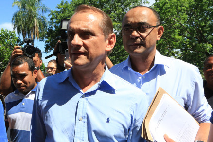 O candidato Wilson Santos e o marqueiteiro Kleber Lima chegam  Defaz