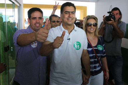 Emanuel ao lado de seu vice, Niuan Ribeiro e a esposa Mrcia Pinheiro