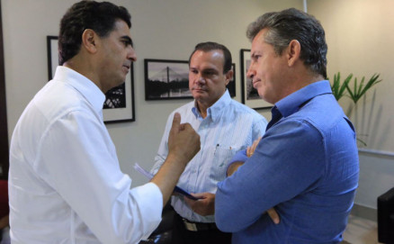 O prefeito de Cuiab Mauro Mendes com o prefeito eleito Emanuel Pinheiro