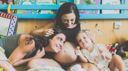 Carol Machado, a mulher, Kika Motta, e a filha, Tereza 