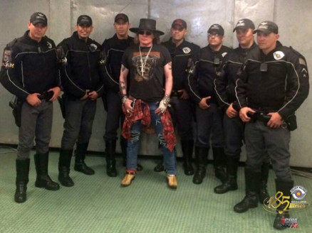 PMs da Rocam posam com Axl Rose 