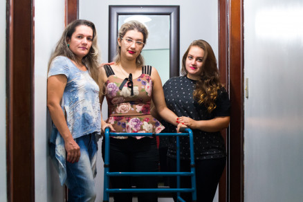 Lorena (centro) ao lado da me e da irm: luta na Justia por tratamento