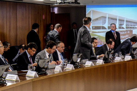 Governador Pedro Taques em reunio para definir 