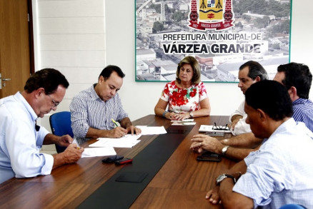 A prefeita de V�rzea Grande, Lucimar Campos assinou contrato com a Construtora Nhambiquara Ltda