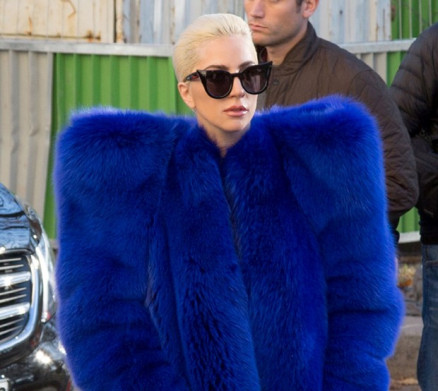 Lady Gaga com seu casaco YSL
