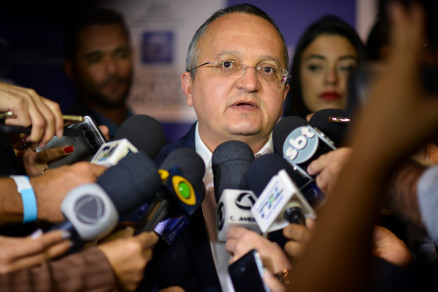 O governador Pedro Taques diz que no cortar investimentos para Sade e Educao 