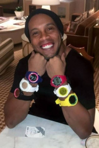 Ronaldinho Ga�cho e os rel�gios que levam seu nome 