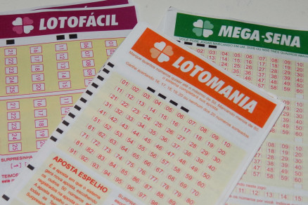Para concorrer aos prmios da Lotomania,  necessrio escolher 50 nmeros