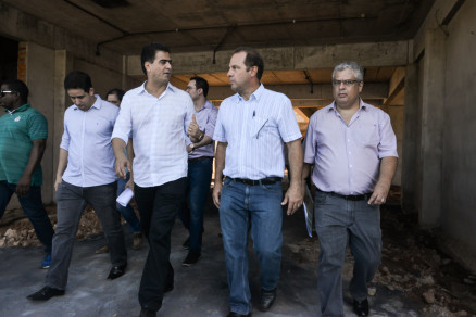 O prefeito de Cuiab Emanuel Pinheiro em visita s obras do novo Pronto-Socorro