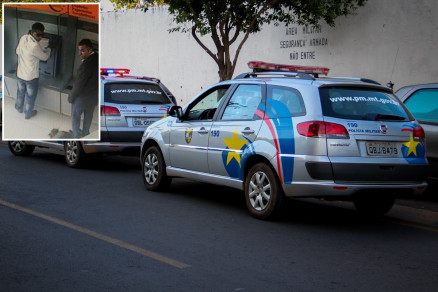 As imagens captaram o momento em que os assaltantes se passavam por clientes, nos caixas eletrnicos