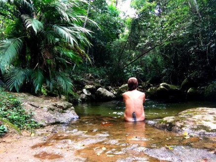 A atriz compartilhou foto no Instagram em que aparece nua sentada em uma pedra 