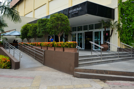 Fachada do Goiabeiras Shopping, em Cuiab