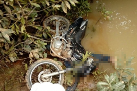 V�tima ficou debaixo da �gua, com a moto por cima do seu corpo