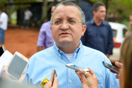 O governador Pedro Taques, que confirmou o nome do novo secretrio de Sade