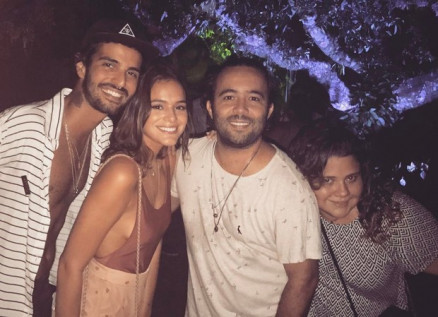 Bruna Marquezine posa entre o amigo Andr Nicolau, e seus assessores de imprensa, Paulo e Juliana Mattoni, em uma festa no Alto da Boa Vista, no Rio