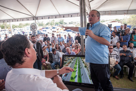 O governador Pedro Taques, durante lanamento da obra de duplicao an Estrada da Guia 