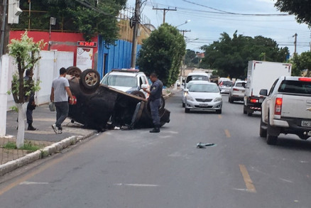 Um carro capotou na manh desta quinta-feira (2), na Avenida Afonso Pena
