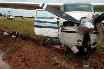 Integrantes fugiram aps pouso forado e esto escondidos em mata