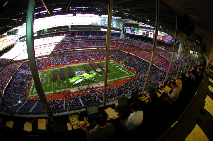 Jogo entre New England Patriots e Atlanta Falcons, acontece no NRG Stadium, em Houston (Texas)