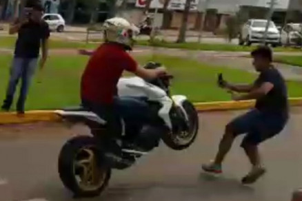 O rapaz atropelado foi arremessado cerca de 20 metros do local 