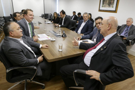 O governador Pedro Taques e o secretrio Max Russi, estiveram reunidos com autoridades polticas em Braslia