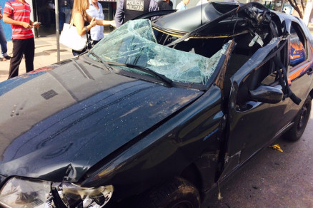 Parabrisa do carro quebrou e cap e portas ficaram destrudas