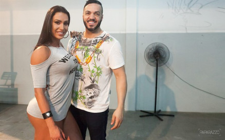 Gracyanne Barbosa posa com o marido, Belo, nos bastidores do ensaio que ela fez para o Paparazzo com a irm caula, Giovanna Jacobina, e que o cantor foi acompanhar 