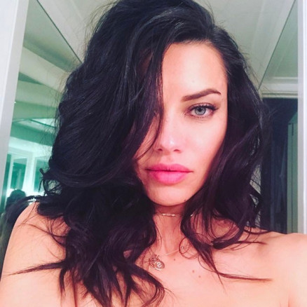 Adriana Lima capricha no caro para selfie