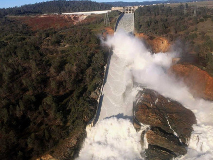 Dano em vertedouro da barrage de Oroville, na Califrnia, Estados Unidos, em registro feito no sbado (11) 