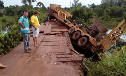 Motorista tentou desviar de buraco na ponte e a parte de trs da carreta deslizou