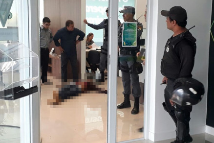 O corpo do assaltante, cujda identidade ainda no foi revelada