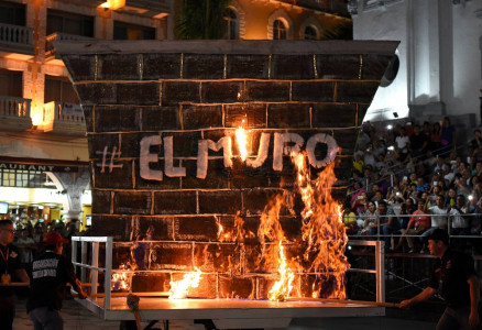 Mexicanos abriram tradicional carnaval de Veracruz ateando fogo em um muro feito de papelo, madeira e cola.