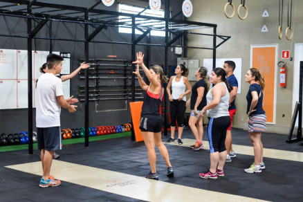 Alunos de CrossFit durante aula na 6800 na Avenida Miguel Sutil, em Cuiab