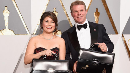 Martha Ruiz e Brian Cullinan, scios da empresa de auditoria PriceWaterhouseCoopers, com a mala de votos do Oscar 2016 