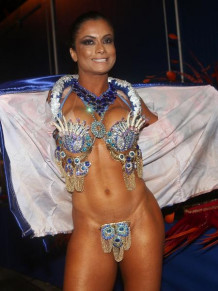 Musa da Unio da Ilha, Dani Sperle garante ter o menor tapa-sexo da Sapuca 