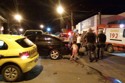 Um Corolla avanou o sinal vermelho e colidiu contra uma Hillux e um motociclista
