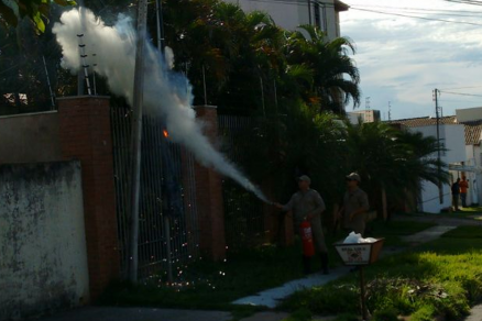 Chamas foram controladas pelo Corpo de Bombeiros com extintores de incndio