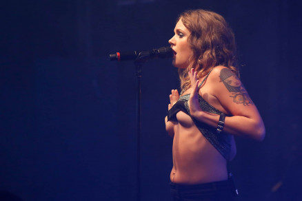 A cantora e compositora sueca Tove Lo ameaa mostrar os seios durante show no Morro da Urca, Zona Sul do Rio de Janeiro