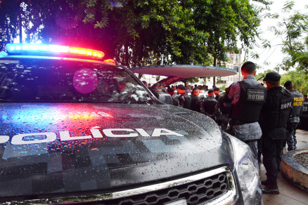 A Polcia Militar prender a mulher em flagrante