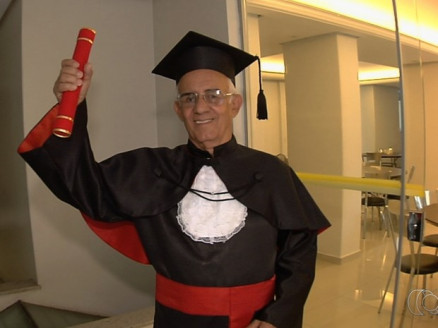 Brasil Sales, aos 78 anos, se forma bacharel em direito em Goinia