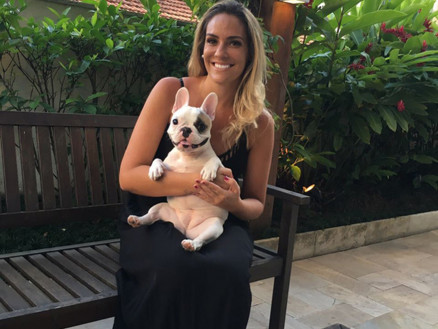 Flavia Salles e a cadelinha Sky