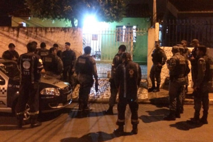 Policiais e profissionais do Samu em frente  casa da vtima no CPA